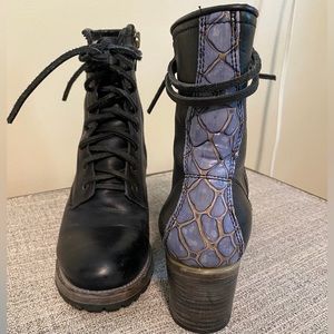Freebird Cavalier boots. Navy Blue. Size 9.